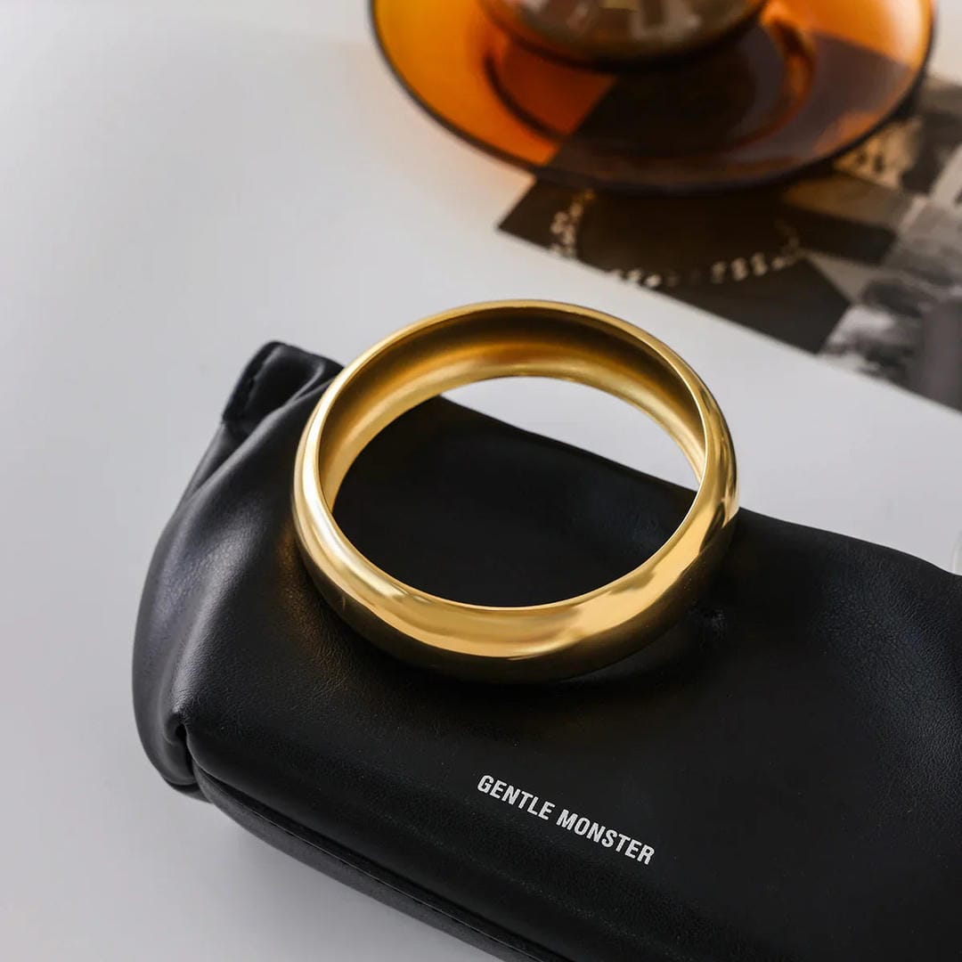 Pulsera rígida de oro lisa atemporal