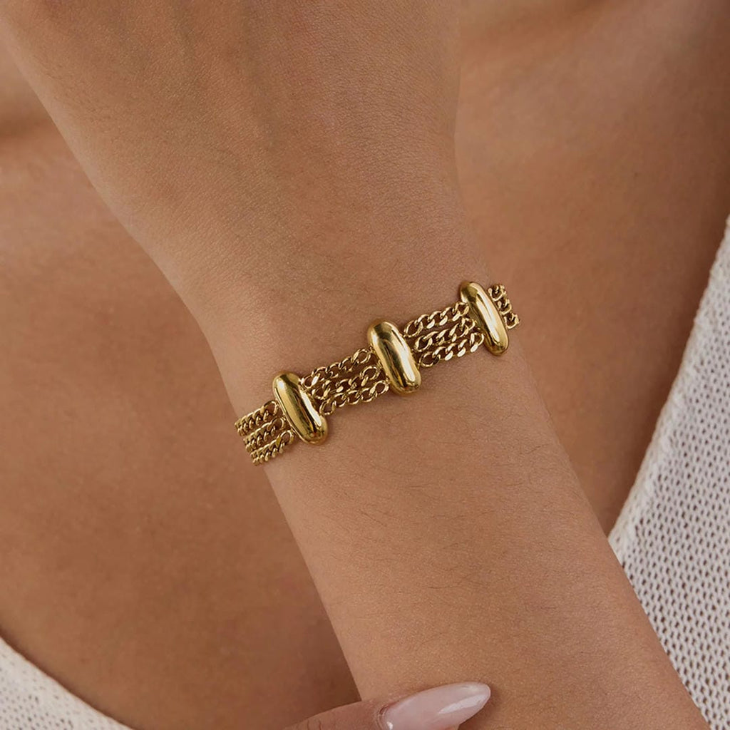 Elegante pulsera de cadena de oro en capas