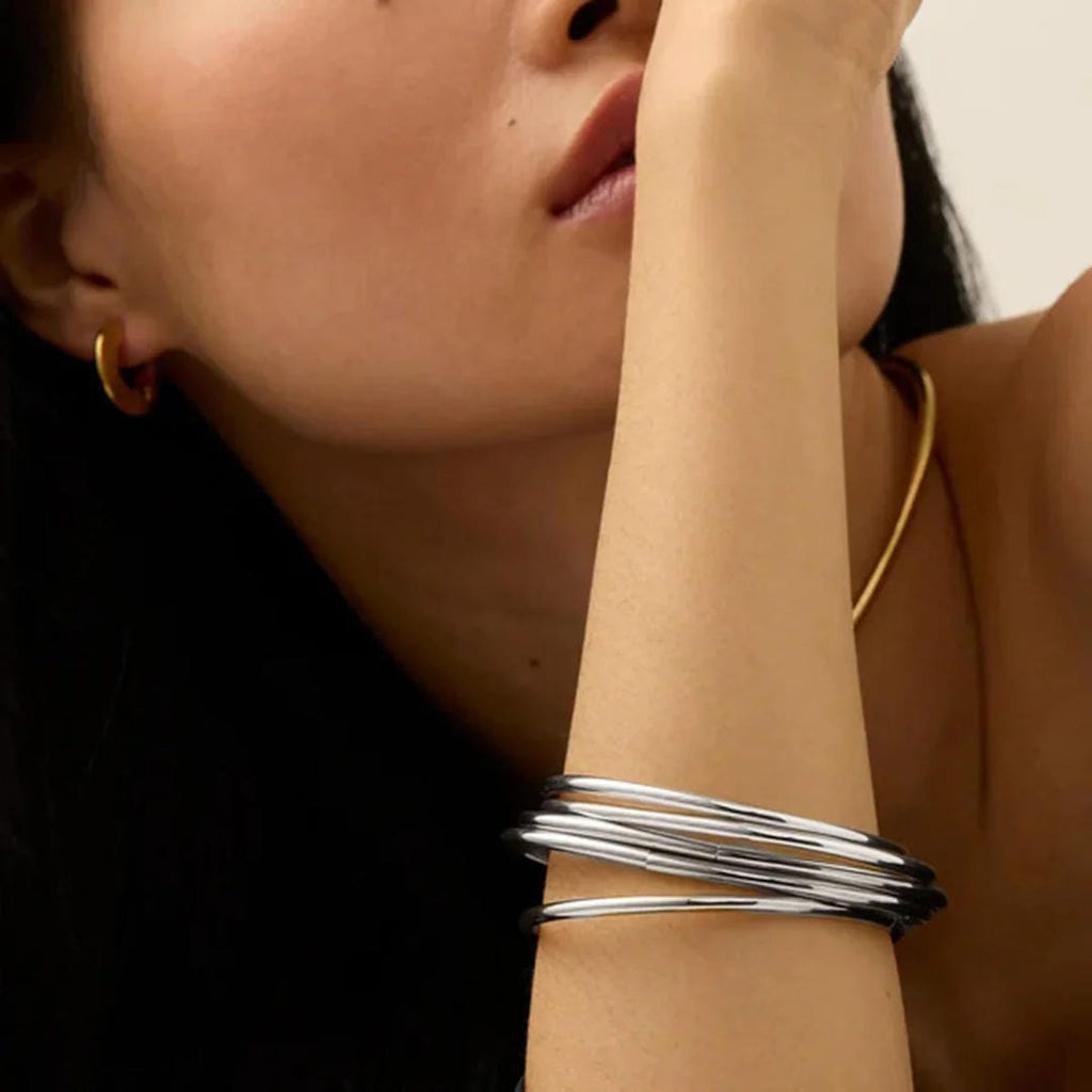 Deslumbrante juego de pulseras apilables de oro