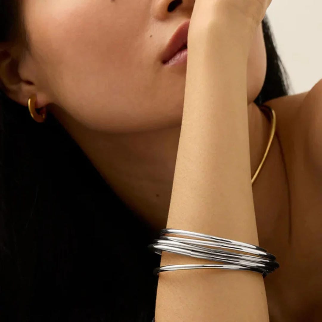 Deslumbrante juego de pulseras apilables de oro