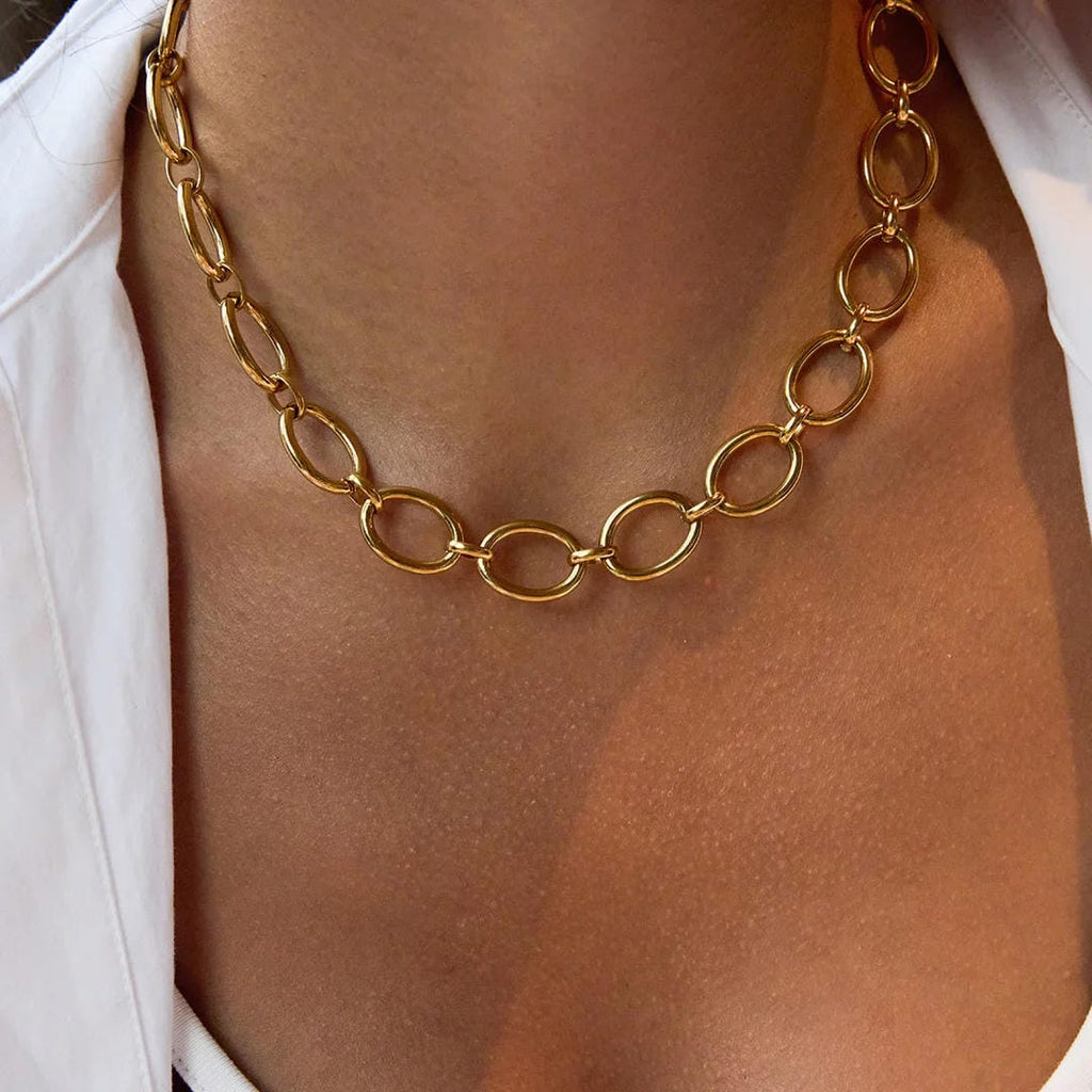 Atemporal collar de cadena de oro audaz