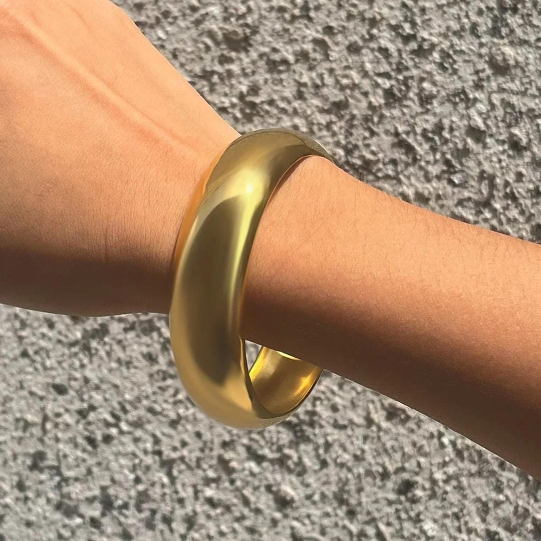 Pulsera rígida de oro lisa atemporal