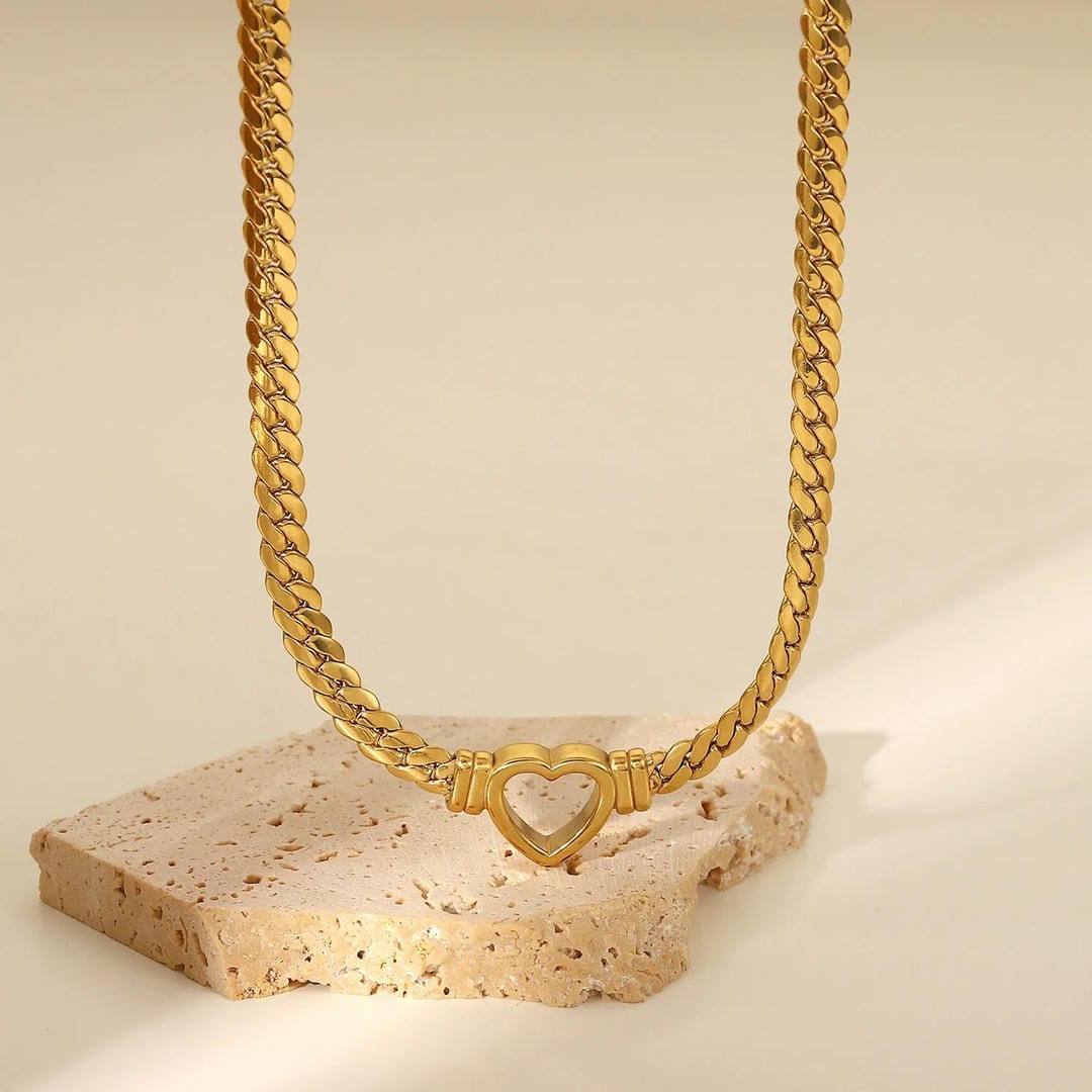 Gargantilla elegante con corazón hueco de oro