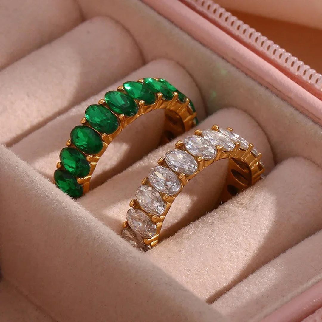 Anillo de oro con simulador de cristales