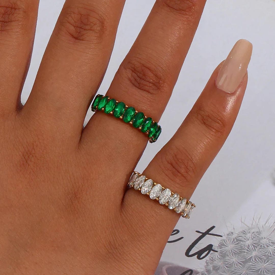 Anillo de oro con simulador de cristales
