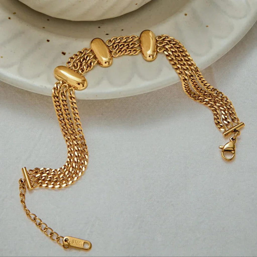 Elegante pulsera de cadena de oro en capas