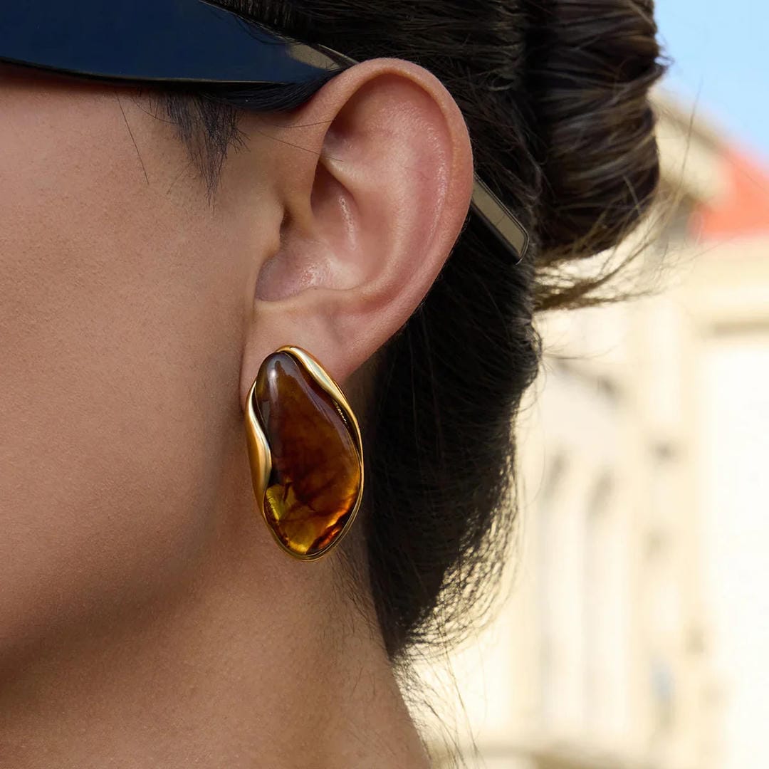 Pendientes atemporales de piedras preciosas pulidas