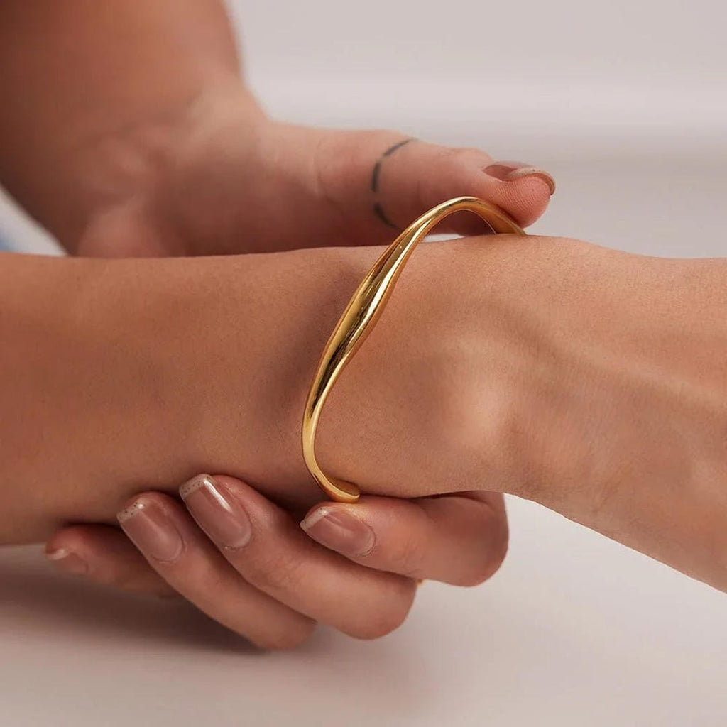 Brazalete Timeless Luxe en espiral dorado
