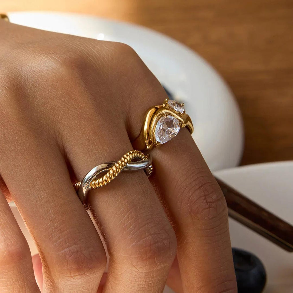 Elegante Anillo de Oro con Gota de Cristal