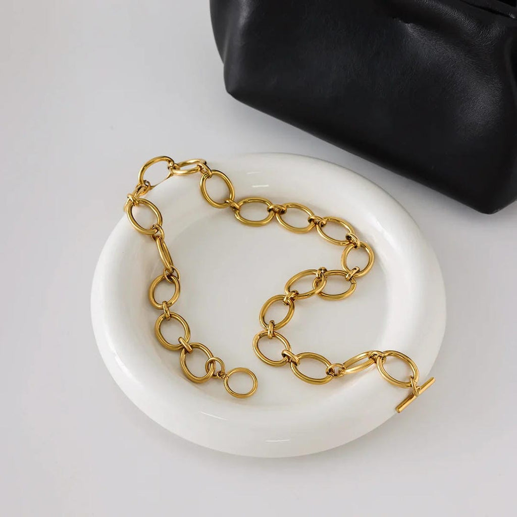Atemporal collar de cadena de oro audaz