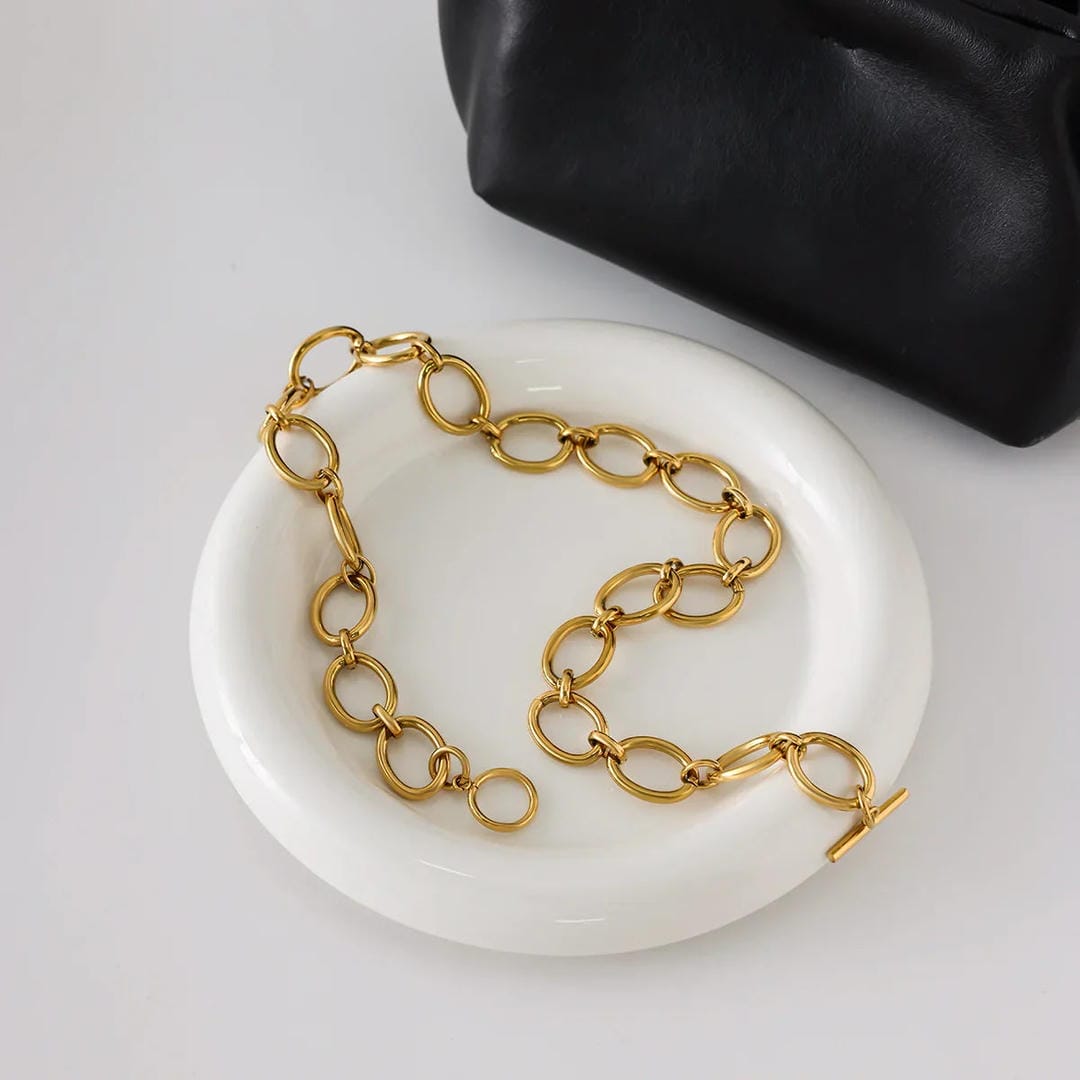 Atemporal collar de cadena de oro audaz