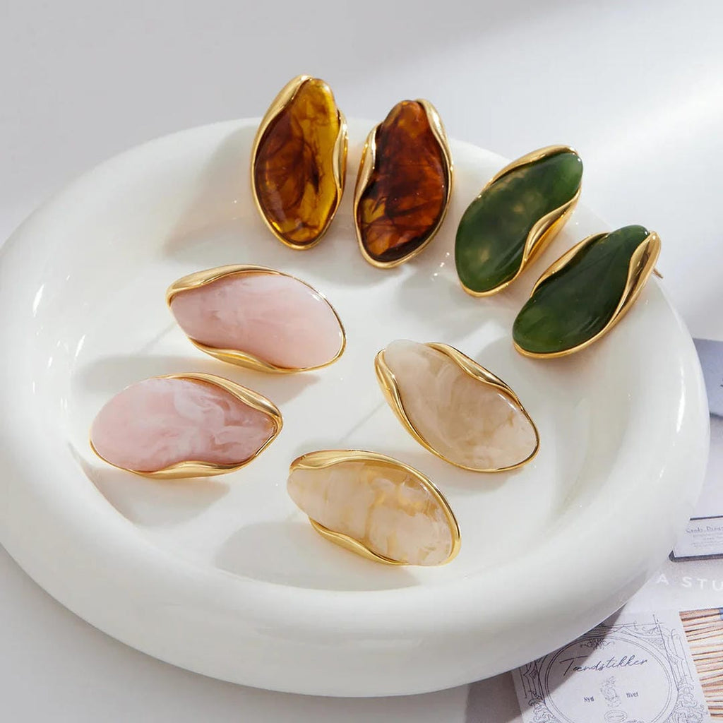 Pendientes atemporales de piedras preciosas pulidas