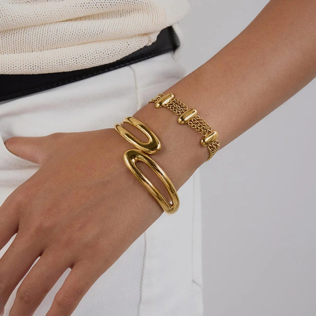 Elegante pulsera de cadena de oro en capas