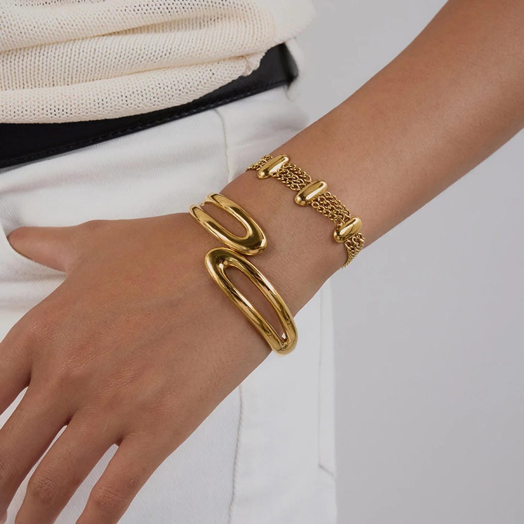 Elegante pulsera de cadena de oro en capas