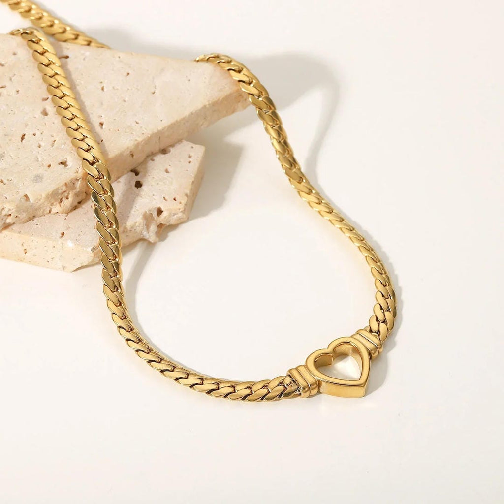 Gargantilla elegante con corazón hueco de oro
