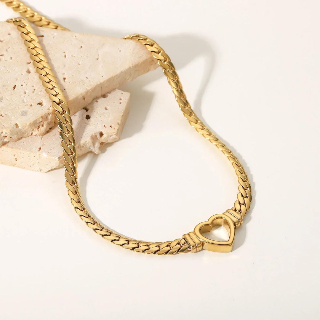 Gargantilla elegante con corazón hueco de oro