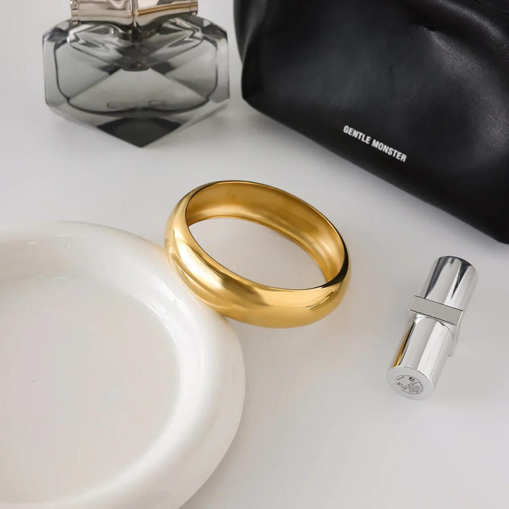 Pulsera rígida de oro lisa atemporal