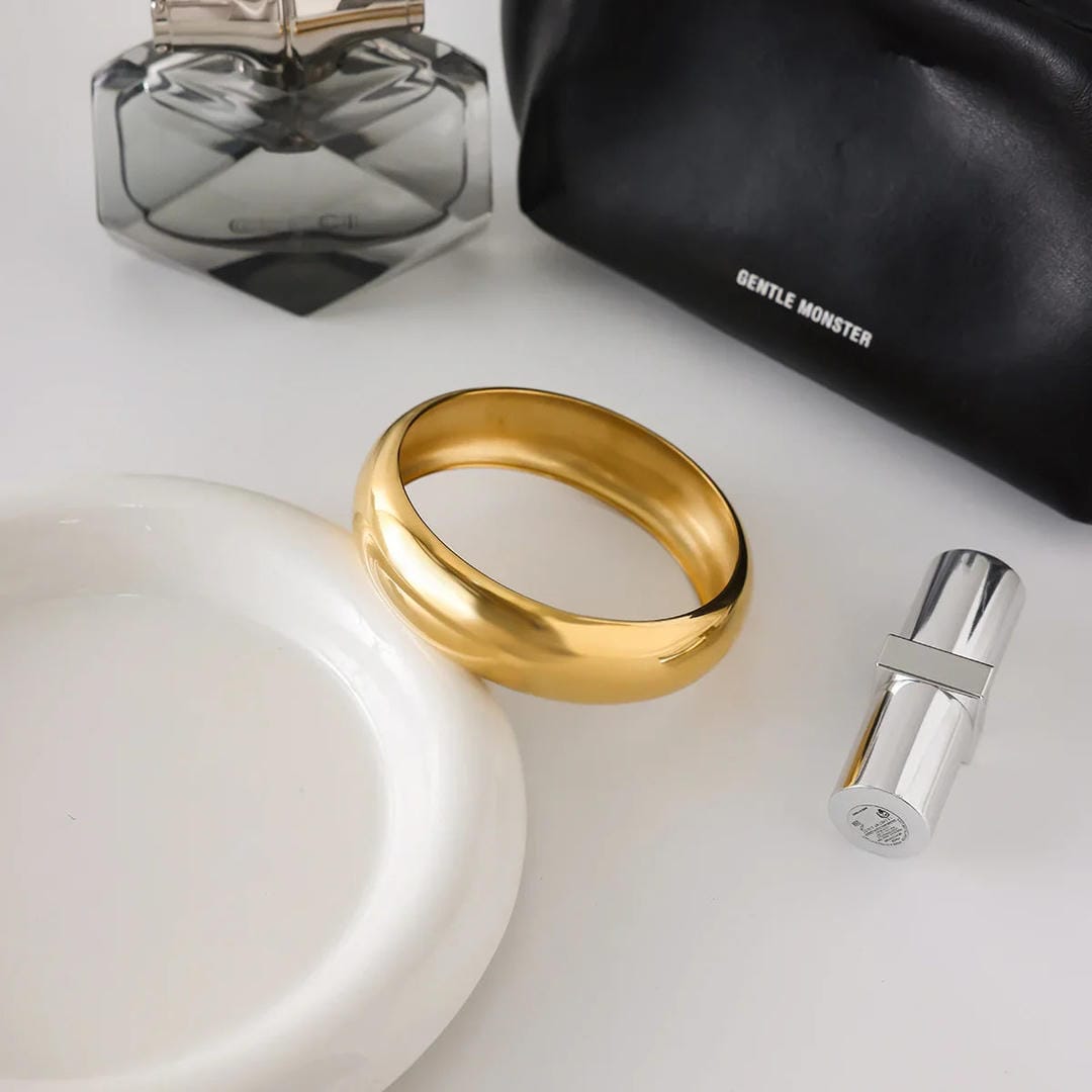 Pulsera rígida de oro lisa atemporal