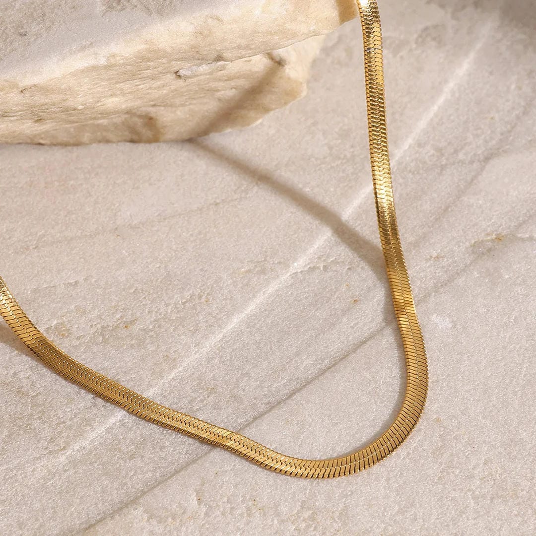 Elegante collar de triple cadena dorada