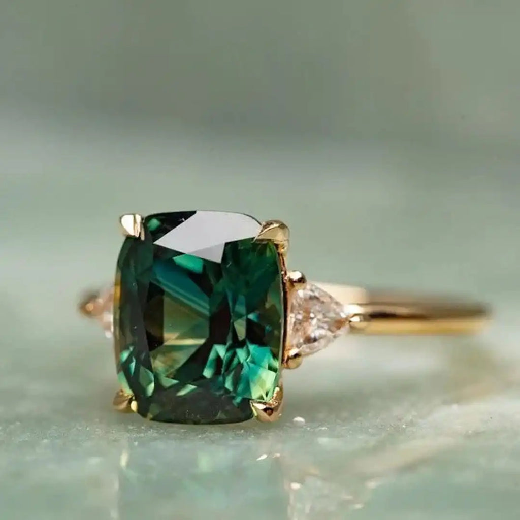 Anillo de oro con gema verde de inspiración vintage