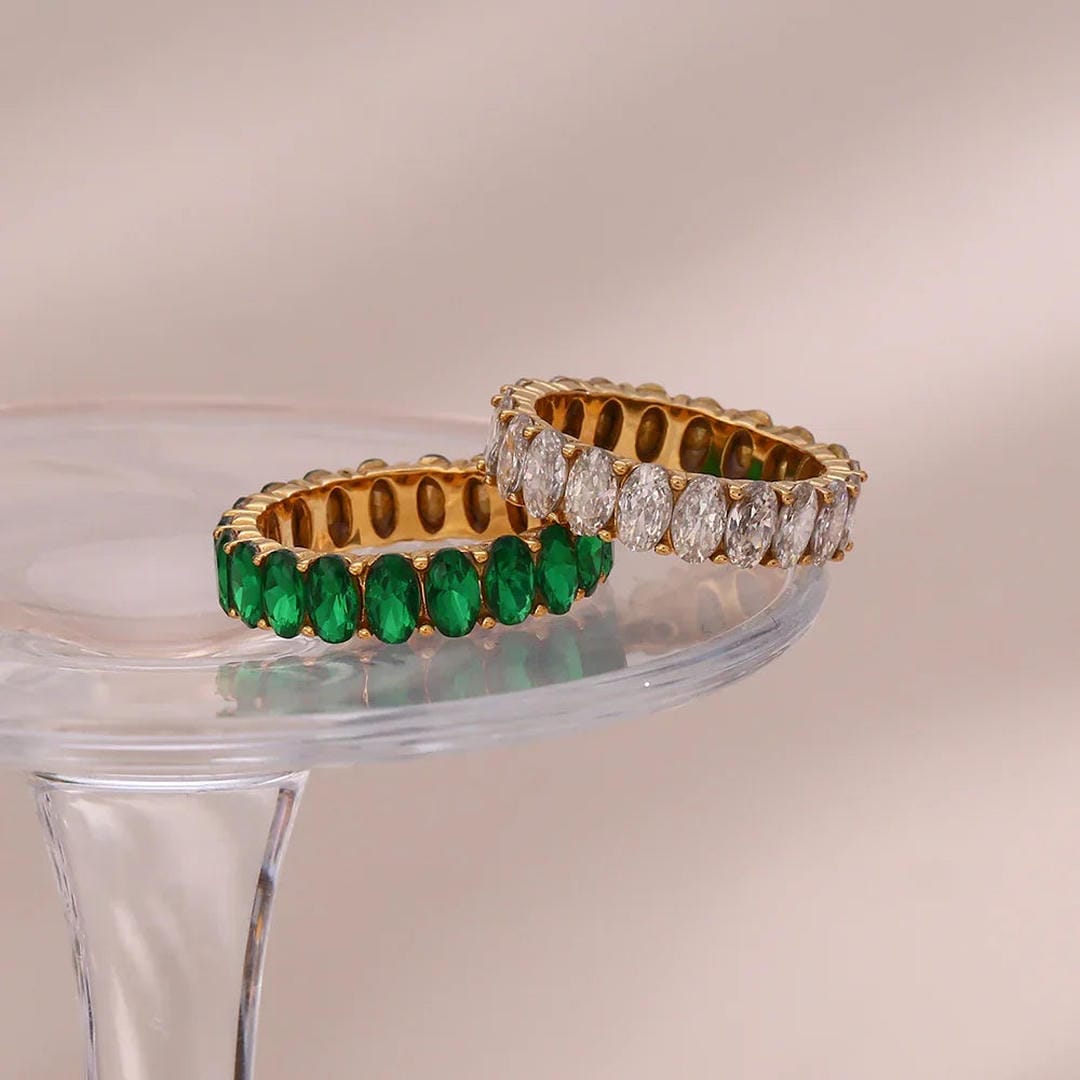Anillo de oro con simulador de cristales