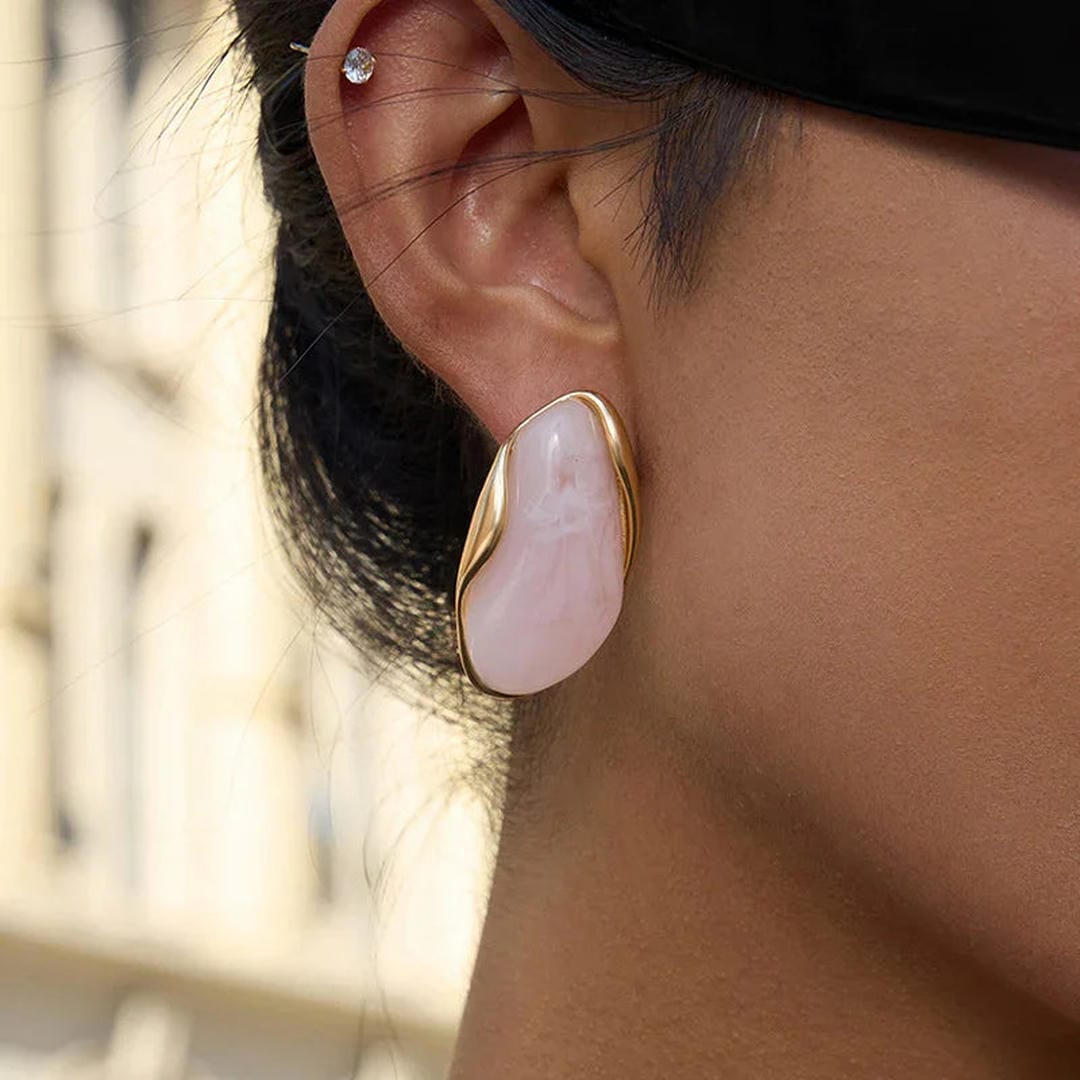Pendientes atemporales de piedras preciosas pulidas