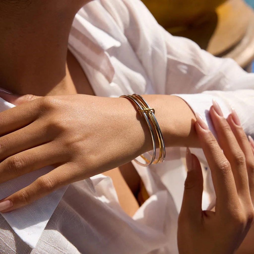 Pulsera apilada bicolor atemporal