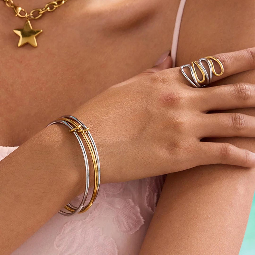 Pulsera apilada bicolor atemporal