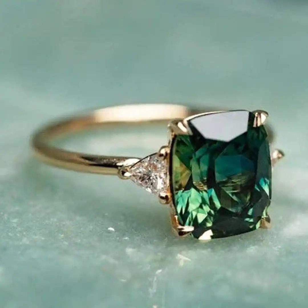 Anillo de oro con gema verde de inspiración vintage