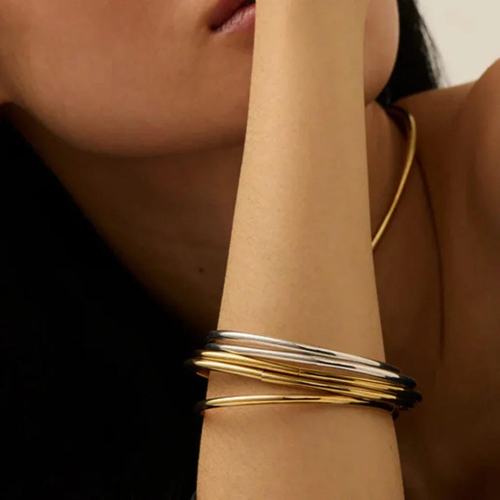 Deslumbrante juego de pulseras apilables de oro