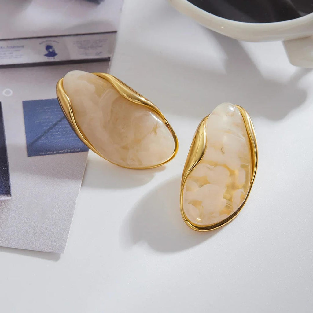 Pendientes atemporales de piedras preciosas pulidas