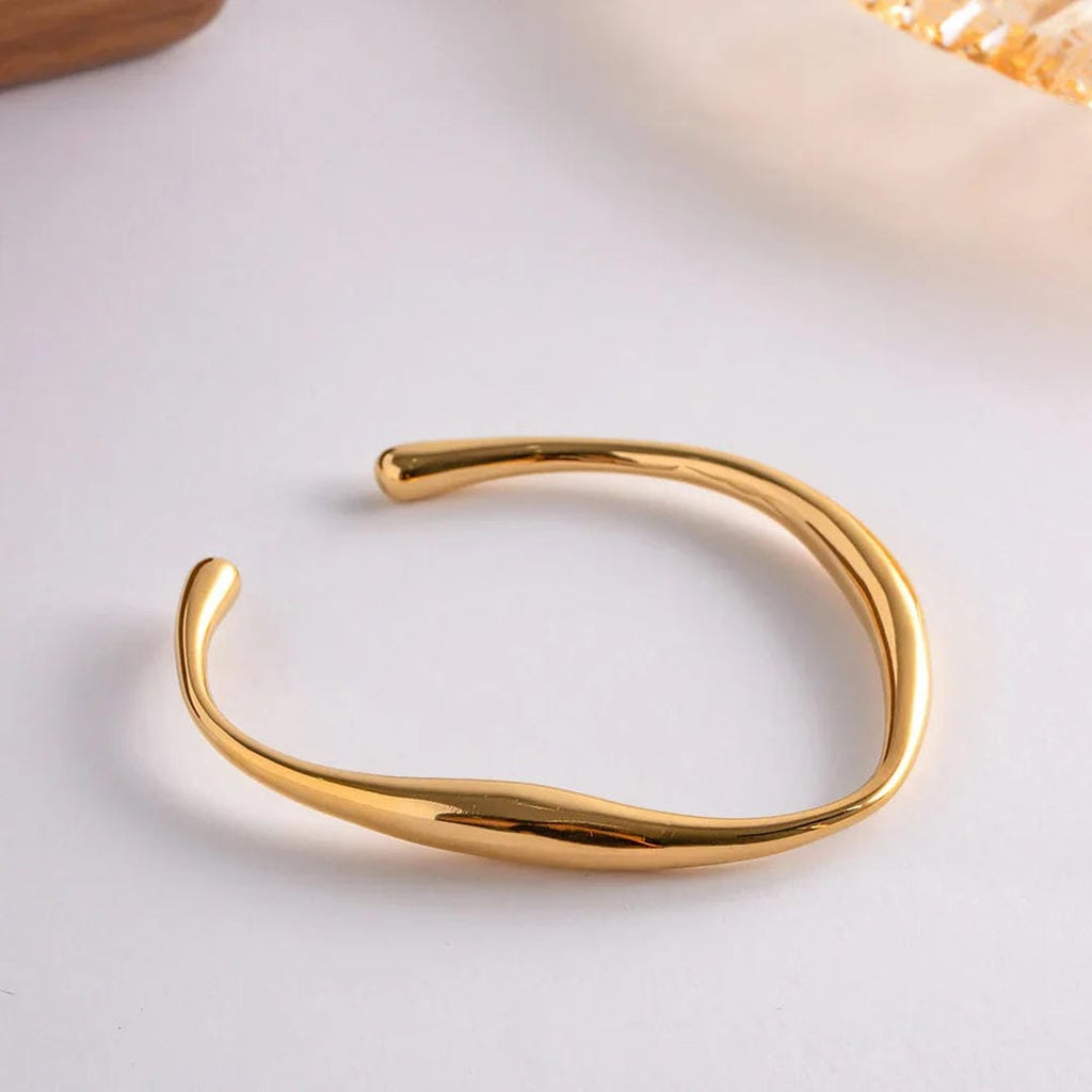 Brazalete Timeless Luxe en espiral dorado