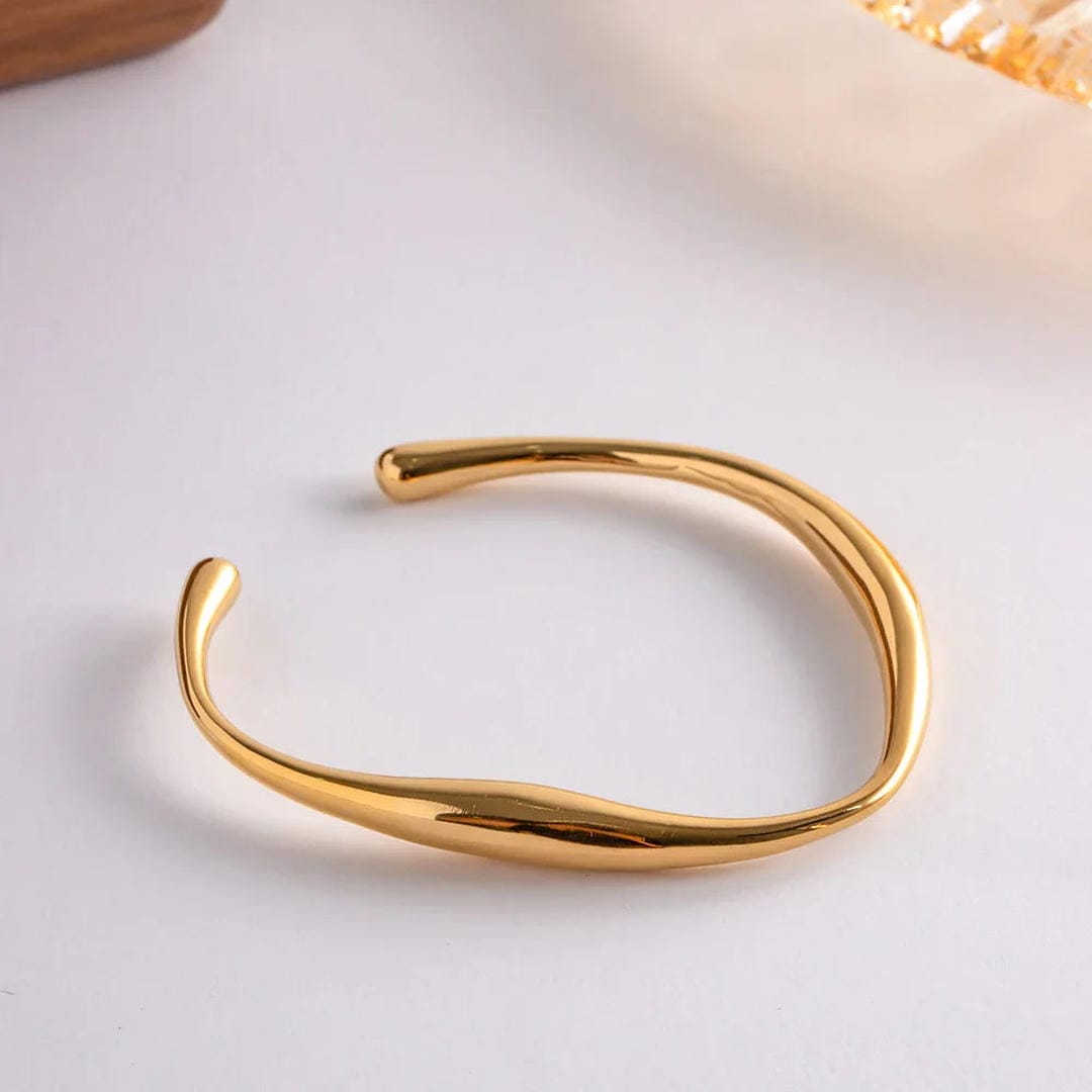Brazalete Timeless Luxe en espiral dorado