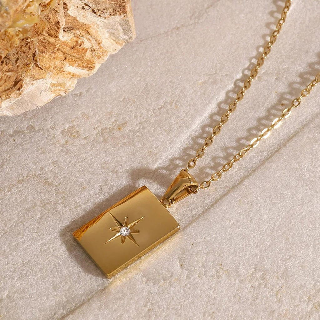 Elegante collar de triple cadena dorada