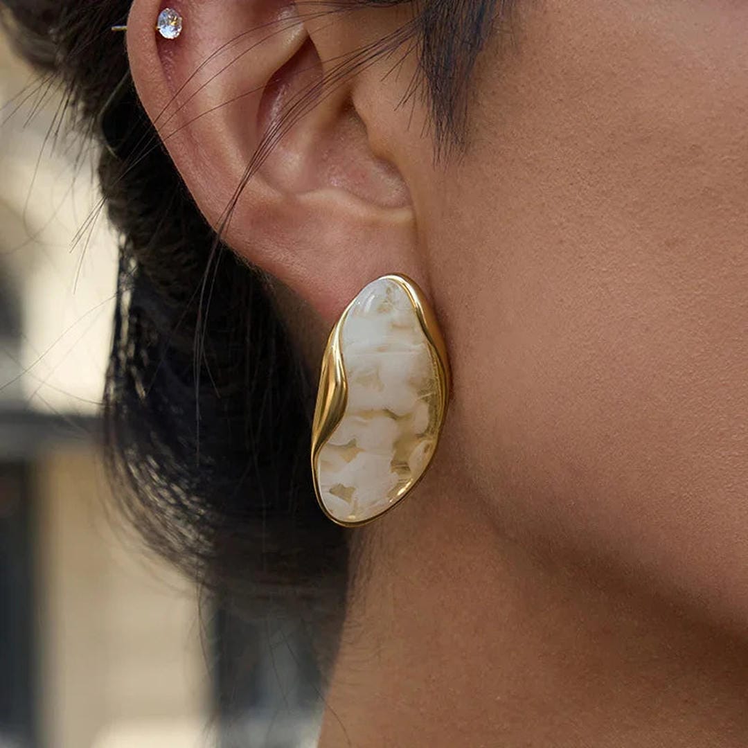 Pendientes atemporales de piedras preciosas pulidas