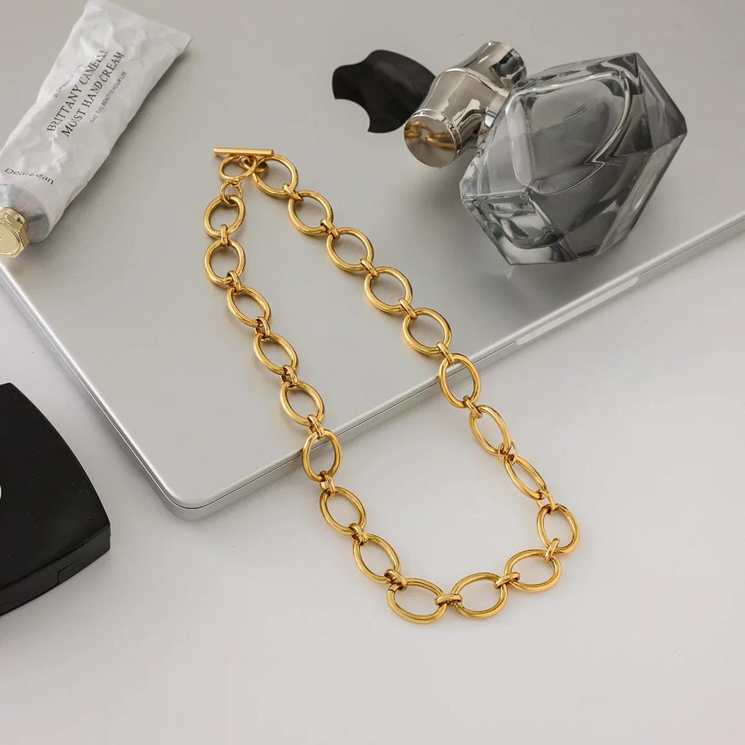 Atemporal collar de cadena de oro audaz