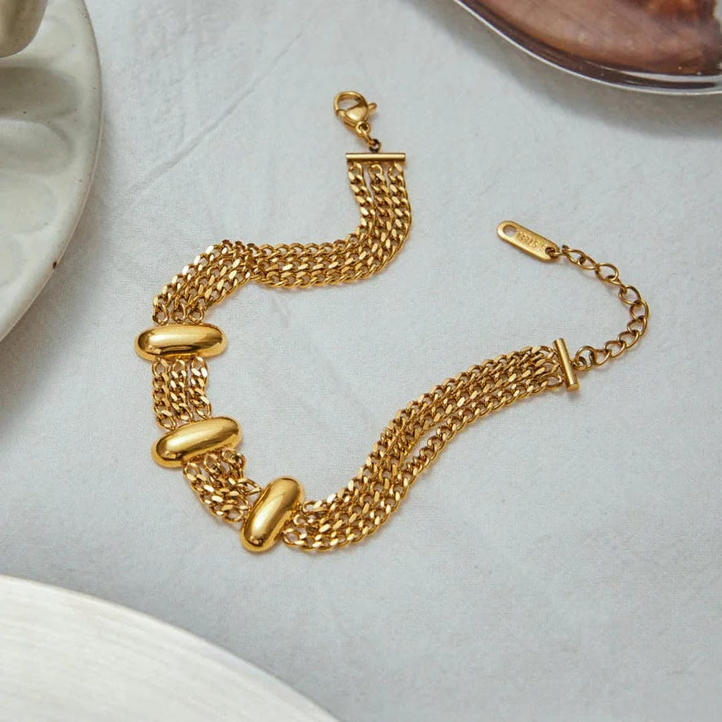 Elegante pulsera de cadena de oro en capas