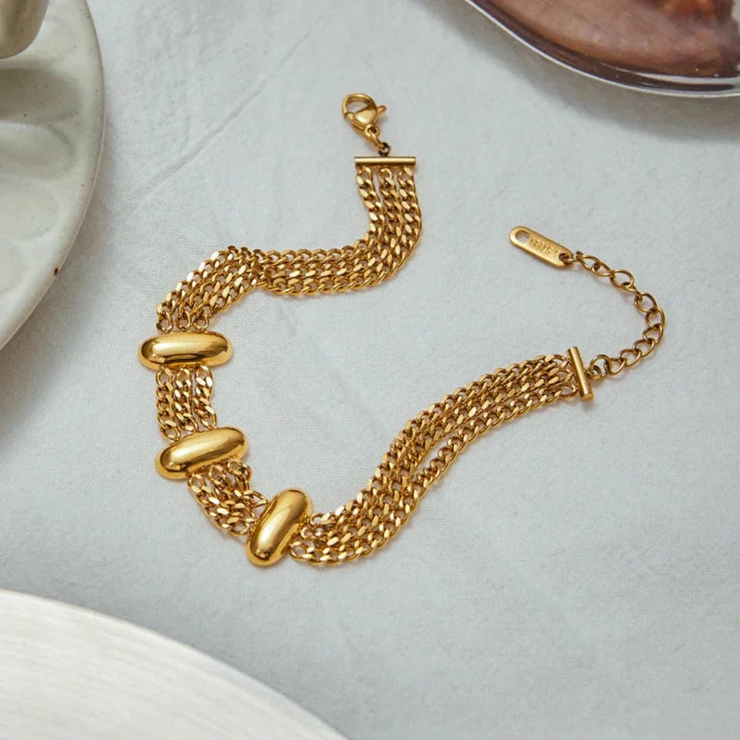 Elegante pulsera de cadena de oro en capas