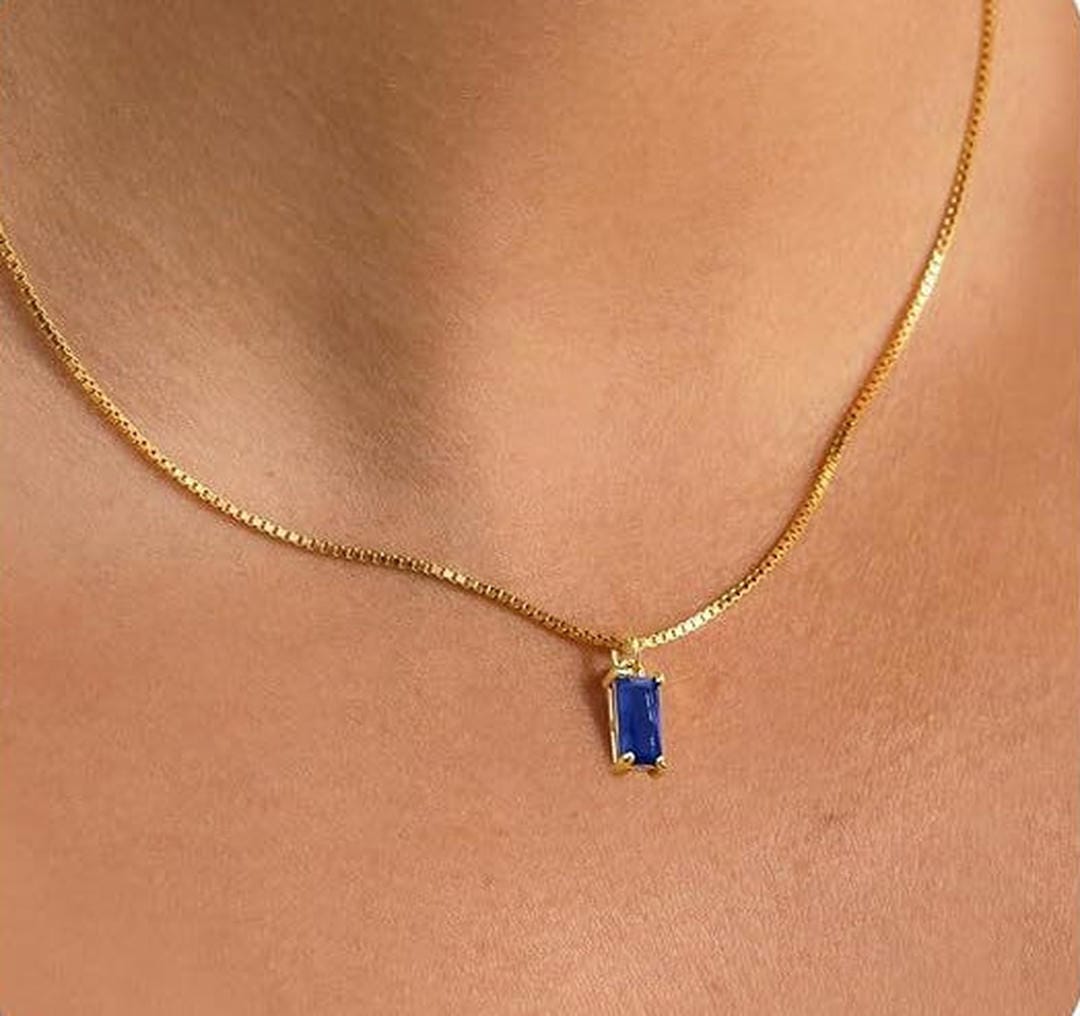 Collar con colgante de zafiro minimalista