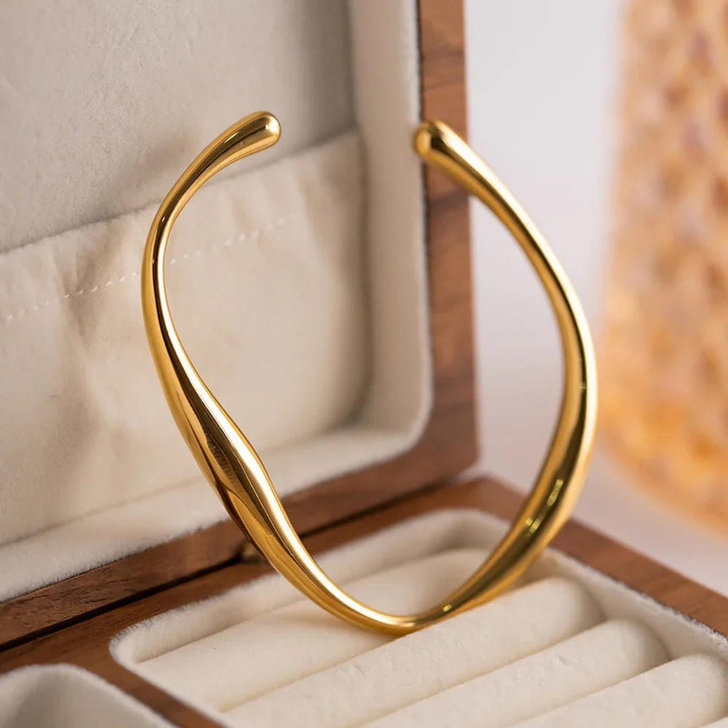 Brazalete Timeless Luxe en espiral dorado