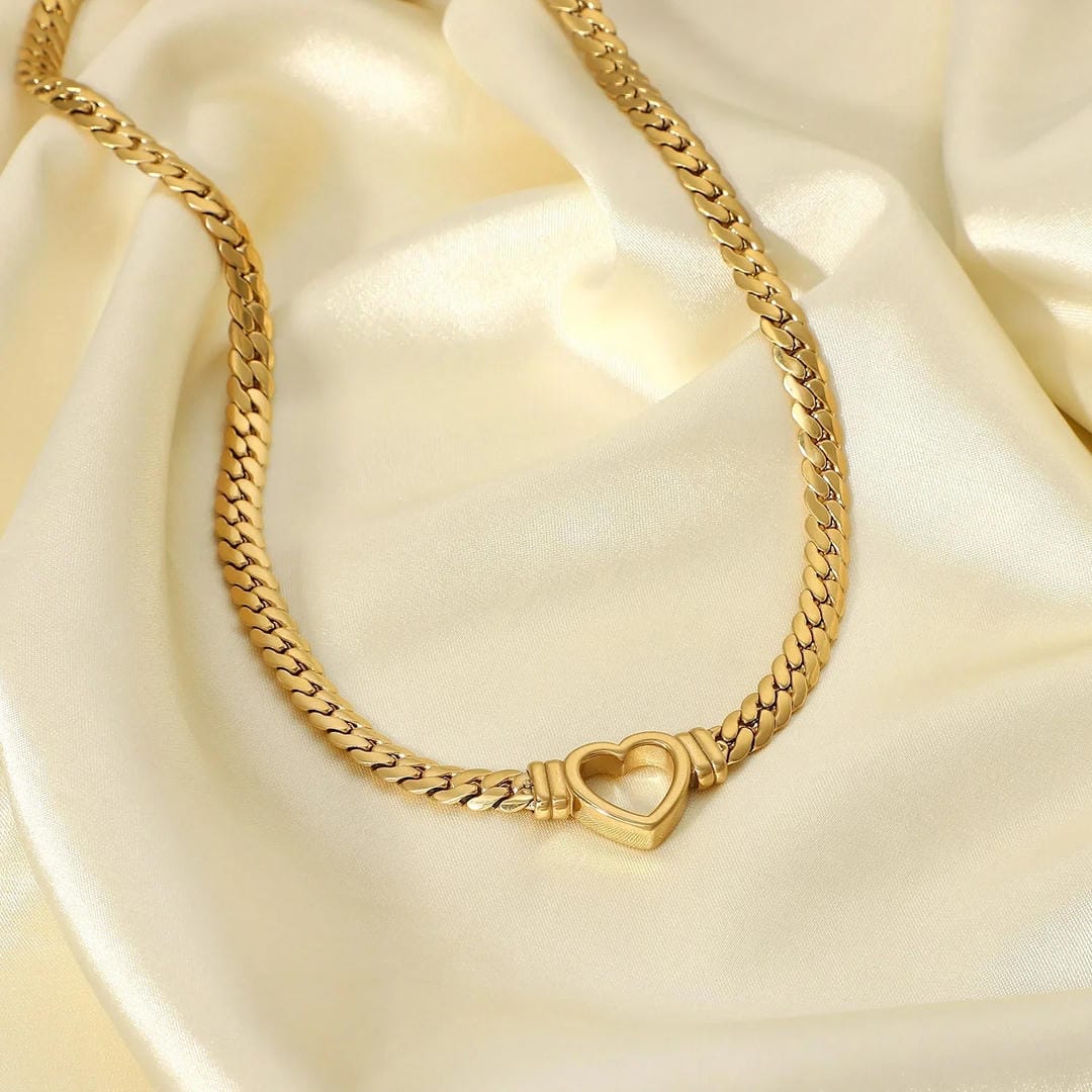 Gargantilla elegante con corazón hueco de oro