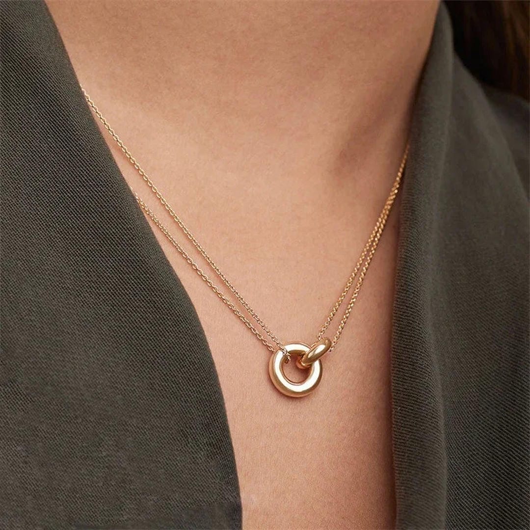 Deslumbrante collar con acento de anillo
