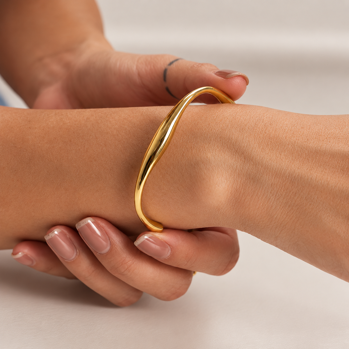 Brazalete Timeless Luxe en espiral dorado