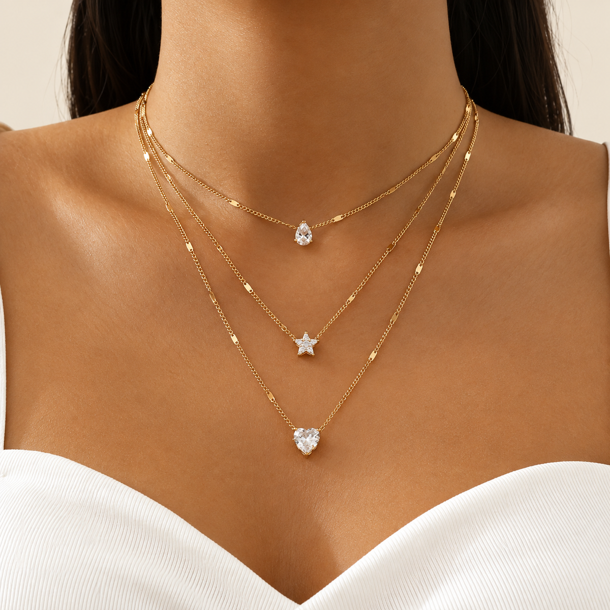 Collar con triple colgante y circonitas doradas