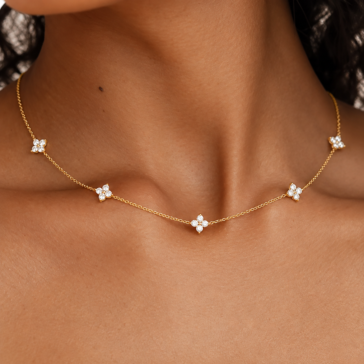 Collar de circonitas con incrustaciones de flor preciosa