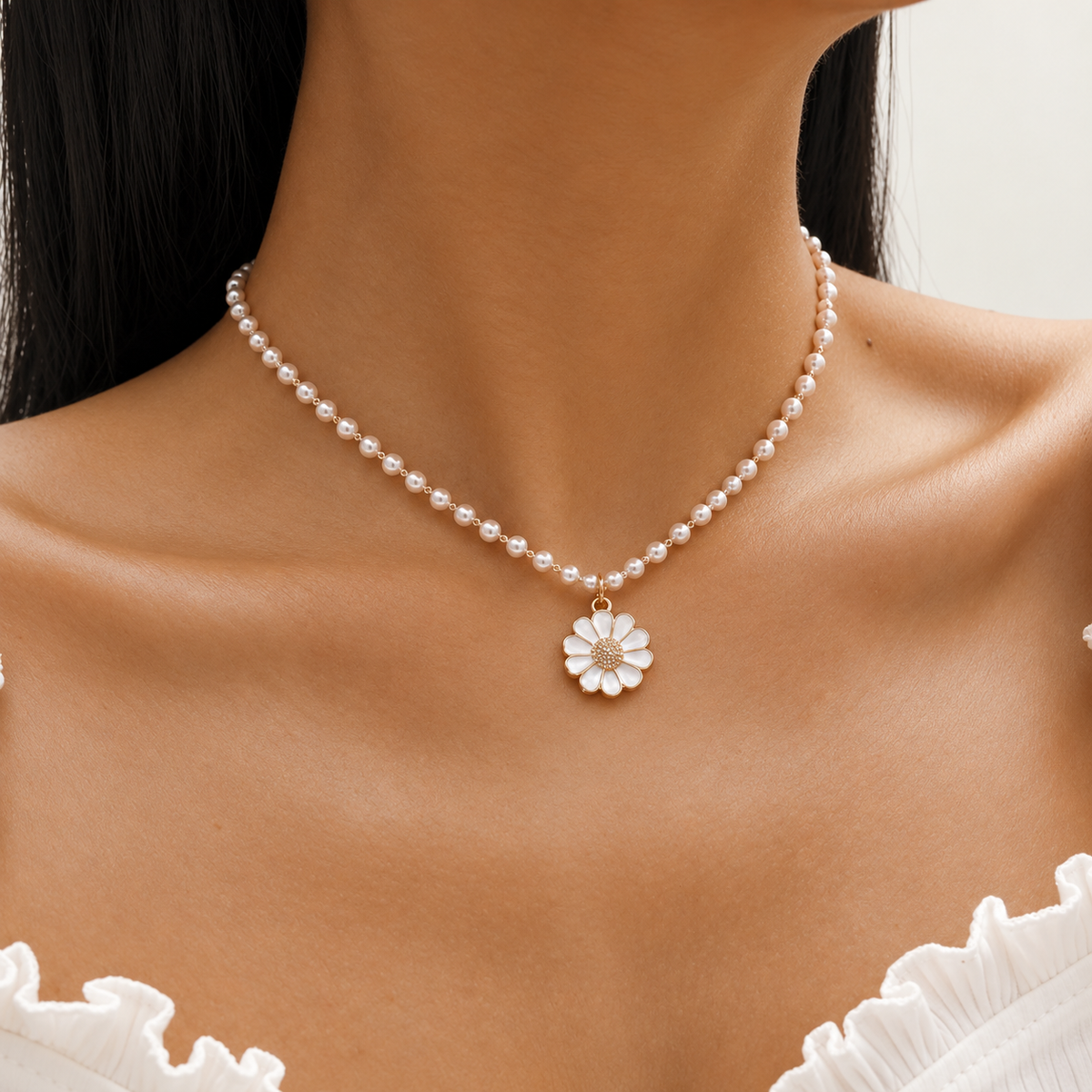 Collar con colgante de margarita perla