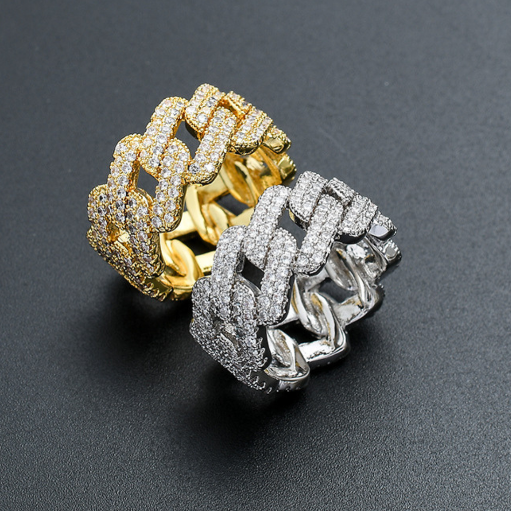 Elegante anillo con incrustaciones de circonita dorada y plateada