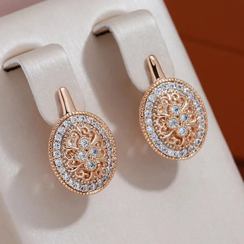 Aretes redondos brillantes y elegantes