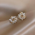 Pendientes florales de ópalo blanco
