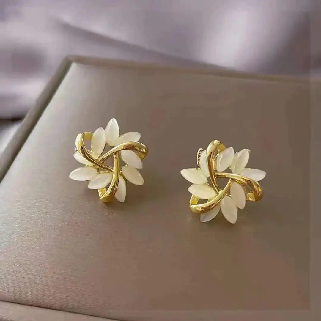 Pendientes florales de ópalo blanco